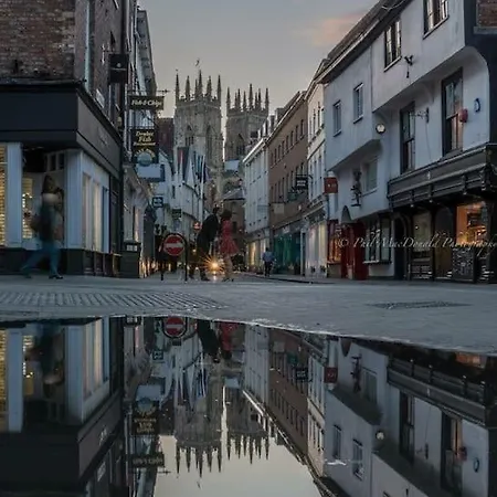 Lovely Spacious Home, 8mins Walk To Minster *