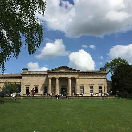 Lovely Spacious Home, 8mins Walk To Minster شقة