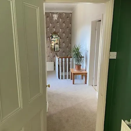 Lovely Spacious Home, 8mins Walk To Minster *