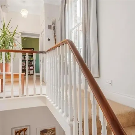 Lovely Spacious Home, 8mins Walk To Minster Daire