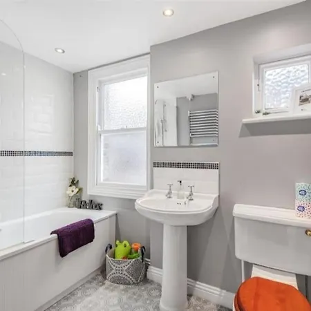 Daire Lovely Spacious Home, 8mins Walk To Minster *