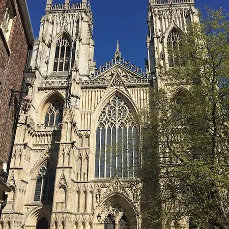 Διαμέρισμα Lovely Spacious Home, 8mins Walk To Minster