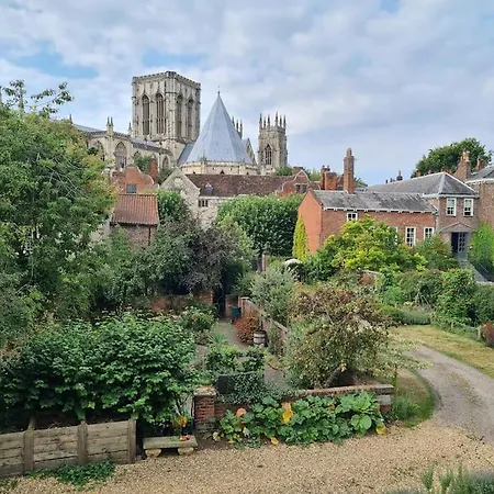 Appartement Lovely Spacious Home, 8mins Walk To Minster
